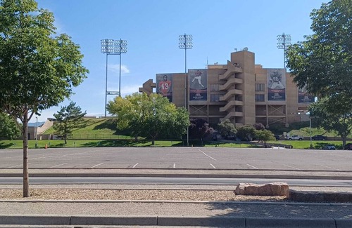 Albuquerque Apartment | Centrally located, updated modern apt, free parking, restos,I-25, airport 41
