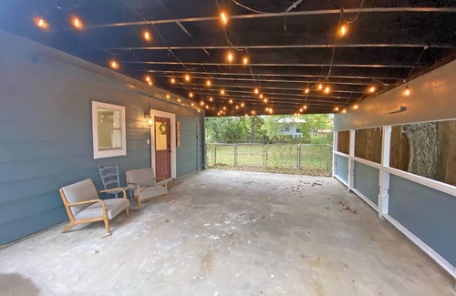 Weatherford Cabin | Centrally Located Urban Cabin 1Bedroom KING bed