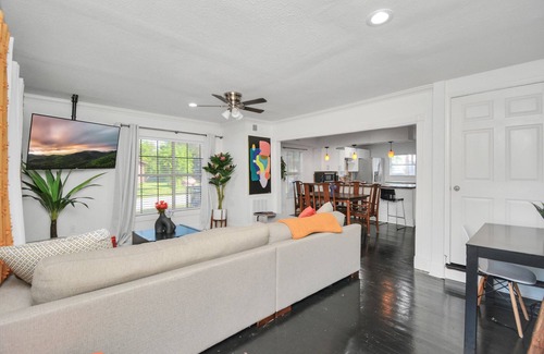 MacGregor Apartment | Centrally located unit, king beds, jacuzzi, near Downtown,TSU, TMC, Rice uni