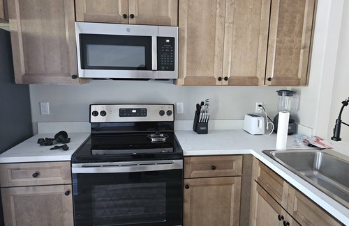 Crawfordville House | Centrally Located Charming 3 Bed 2.5 Bath Townhome with King Bed