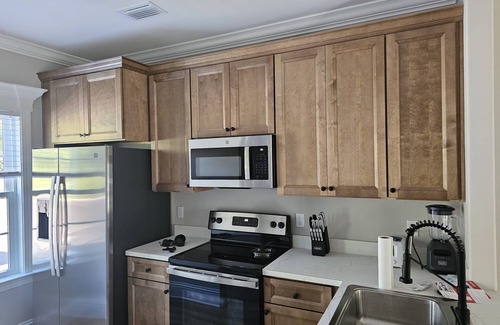 Crawfordville House | Centrally Located Charming 3 Bed 2.5 Bath Townhome with King Bed