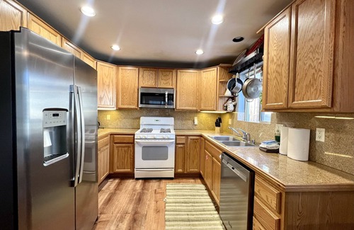 Mammoth Lakes House | Centrally Located Pet Friendly Townhome with Garage