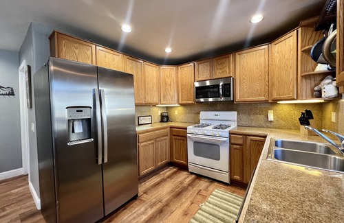 Mammoth Lakes House | Centrally Located Pet Friendly Townhome with Garage