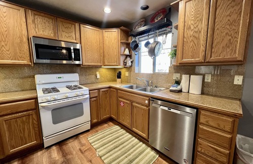 Mammoth Lakes House | Centrally Located Pet Friendly Townhome with Garage