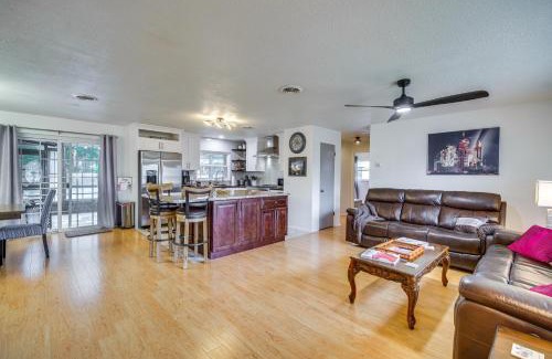 Merritt Island House | Centrally Located Merritt Island Home Pool, Porch