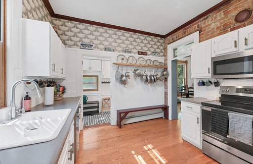 Lincoln Park House | Centrally Located Victorian Home Near Downtown