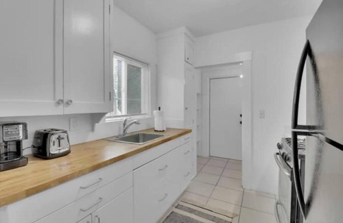 Longfellow Apartment | Centrally located W/D in unit, full kitchennn