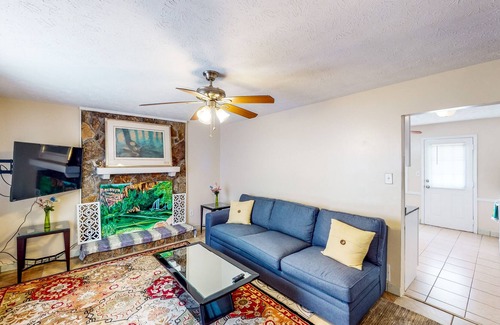 Snellville House | Centrally Located w/ Enclosed yard & Central AC