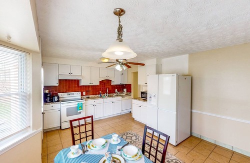 Snellville House | Centrally Located w/ Enclosed yard & Central AC