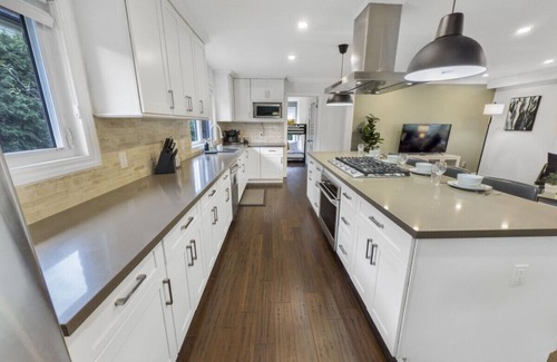 Burlington House | Centrally Located, Walk to Lake, Spacious | SH