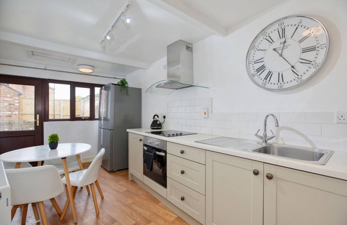 Bridgwater House | Centrally Tucked Away Private 4bed - Free parking!