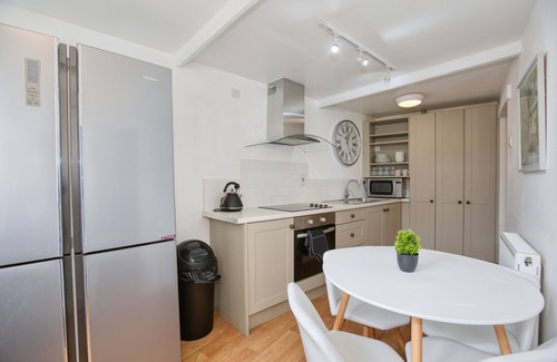 Bridgwater House | Centrally Tucked Away Private 4bed - Free parking!
