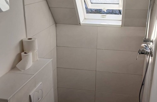 Duisburg Mitte Apartment | CentralSuites Duisburg - Shower, Livingroom & WIFI