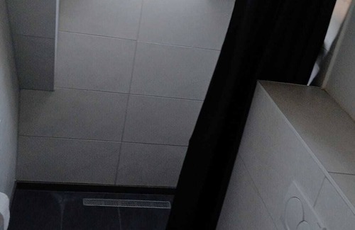 Duisburg Mitte Apartment | CentralSuites Duisburg - Shower, Livingroom & WIFI