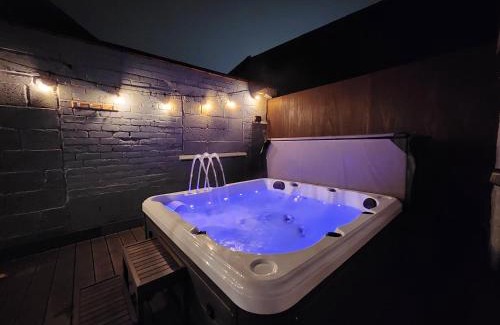 Derby Apartment | Centre Apartment - Sleeps 2 & Roof Top Hot Tub