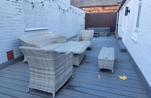 Derby Apartment | Centre Apartment - Sleeps 2 & Roof Top Hot Tub
