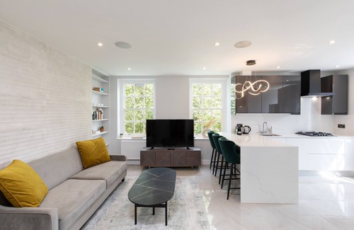 St. Johns Wood Apartment | Centre London Flat 2BDR 1.5 Bath Hot tub AC 49" HDTV WIFI Sleeps 4 Family only