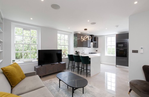St. Johns Wood Apartment | Centre London Flat 2BDR 1.5 Bath Hot tub AC 49" HDTV WIFI Sleeps 4 Family only