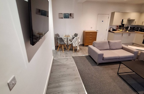 Whitchurch Apartment | Centre of the Town