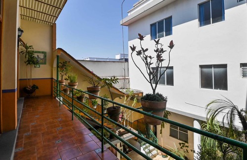 Xalapa Bed & Breakfast | Centric family room Sleeps 7 + WiFi & terrace