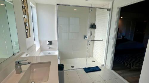 Westwood Apartment | Century City Cozy 3 Bedroom Apartment with Free Parking 302,303