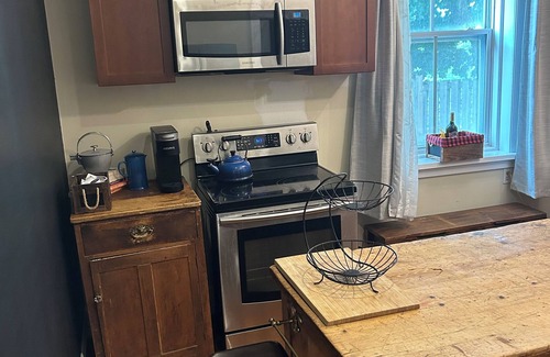 Orangeville House | Century home 3 bed with Gas Fireplace/fenced yard and 5 minute walk to Broadway