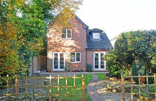 Gosport Cottage | Century House - a house that sleeps up to 8 guests in 4 bedrooms
