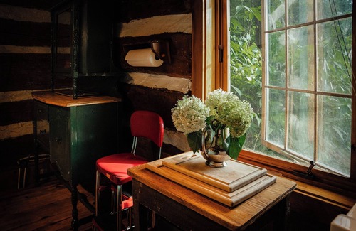 Drummond-North Elmsley Cottage | Century old log cabin on the beach