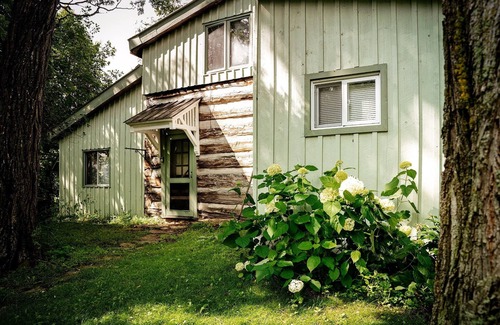 Drummond-North Elmsley Cottage | Century old log cabin on the beach