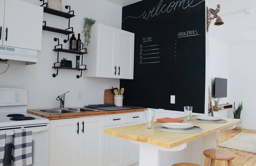 Port Elmsley House | Century School House Just Outside the Historic Town of Perth