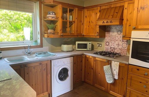 Berriedale Cottage | CEOL-NA-MARA, pet friendly, with hot tub in Dunbeath