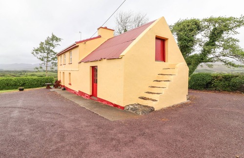 Ring of Kerry Cottage | CEOL NA N'EAN, pet friendly, with open fire in Sneem, County Kerry