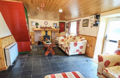Sneem Cottage | CEOL NA N'EAN, pet friendly, with open fire in Sneem, County Kerry