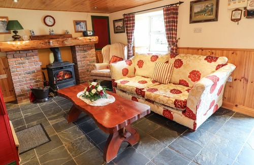 Sneem Cottage | CEOL NA N'EAN, pet friendly, with open fire in Sneem, County Kerry