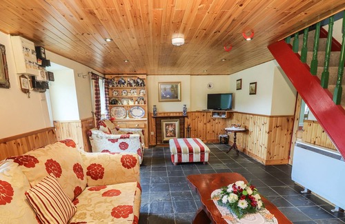 Sneem Cottage | CEOL NA N'EAN, pet friendly, with open fire in Sneem, County Kerry