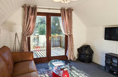 Almondbank Ski Chalet | Ceridwen 6 - Hot Tub-Luxury-Pets-Perthshire-Romantic-Dundee