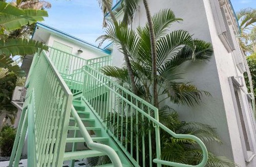 Victoria Park Hotel | CERSEI LANNISTER SUITE at THE KarINN BOUTIQUE HOTEL - Downtown Ft Lauderdale 6