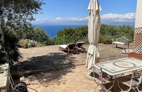 Licola House | Cesina Home | Apartment in Historic Villa with Panoramic Terrace