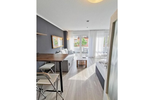 Weststadt Apartment | CF44 30m2 Quiet Central Balcony and Netflix