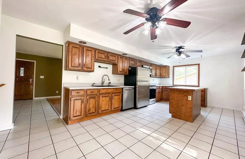 South Bend House | CFP Ready! Super early check-in. Sleeps 10. 7 minutes from Notre Dame!