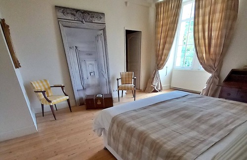 Gazaupouy House | Château Déhès, Tour Médiévale du Xiv° Siècle: Chambre, Salle de Bain au 2°étage