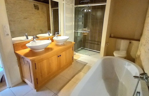 Gazaupouy House | Château Déhès, Tour Médiévale du Xiv° Siècle: Chambre, Salle de Bain au 2°étage