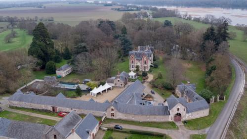 Les Ponts-de-Ce Bed & Breakfast | Château de Belle Poule
