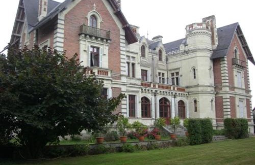 Les Ponts-de-Ce Bed & Breakfast | Château de Belle Poule