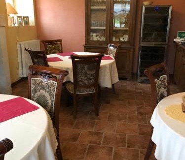 Les Ponts-de-Ce Bed & Breakfast | Château de Belle Poule