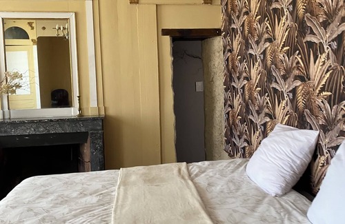 Saint-Cyr-en-Pail Bed & Breakfast | Château de la robiniere