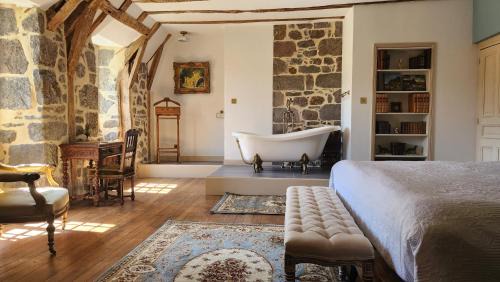 Anglards-de-Salers Bed & Breakfast | Château de Longevergne