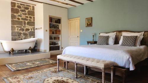 Anglards-de-Salers Bed & Breakfast | Château de Longevergne