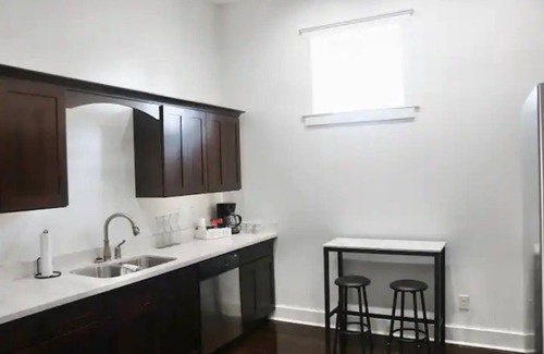 Central Business District Condo | Château de Mardi Unique Downtown Oasis Parking