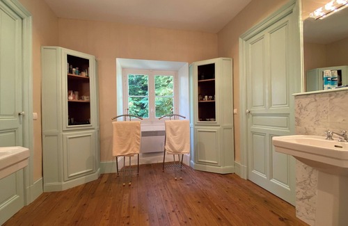 Sainte-Croix-de-Volvestre Bed & Breakfast | Château Dans la Forêt Royale de Sainte Croix Volvestre
